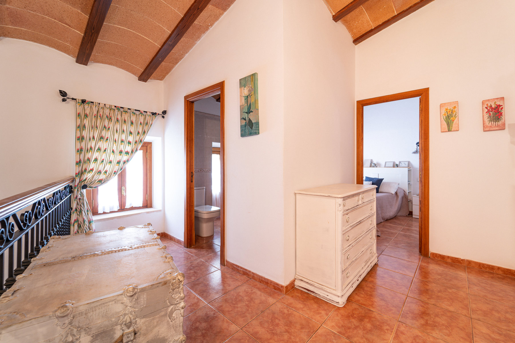 1483-Charming-town-house-to-rent-in-Campos-with-terrace-21.jpg Casa mallorquina en alquiler en Campos con patio y terraza soleada