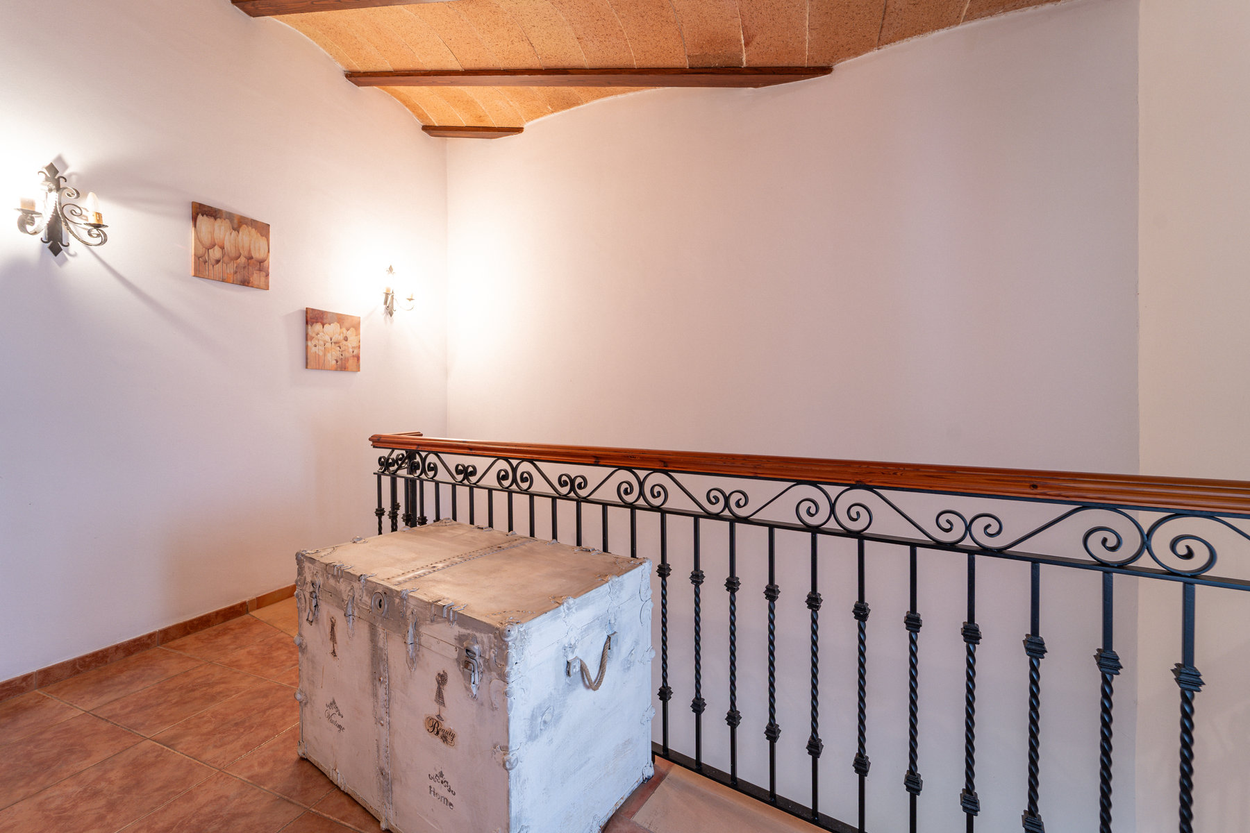 1483-Charming-town-house-to-rent-in-Campos-with-terrace-22.jpg Casa mallorquina en alquiler en Campos con patio y terraza soleada