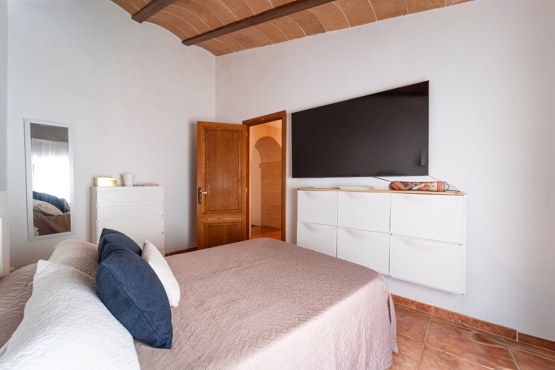 1483-Charming-town-house-to-rent-in-Campos-with-terrace-25.jpg Casa mallorquina en alquiler en Campos con patio y terraza soleada