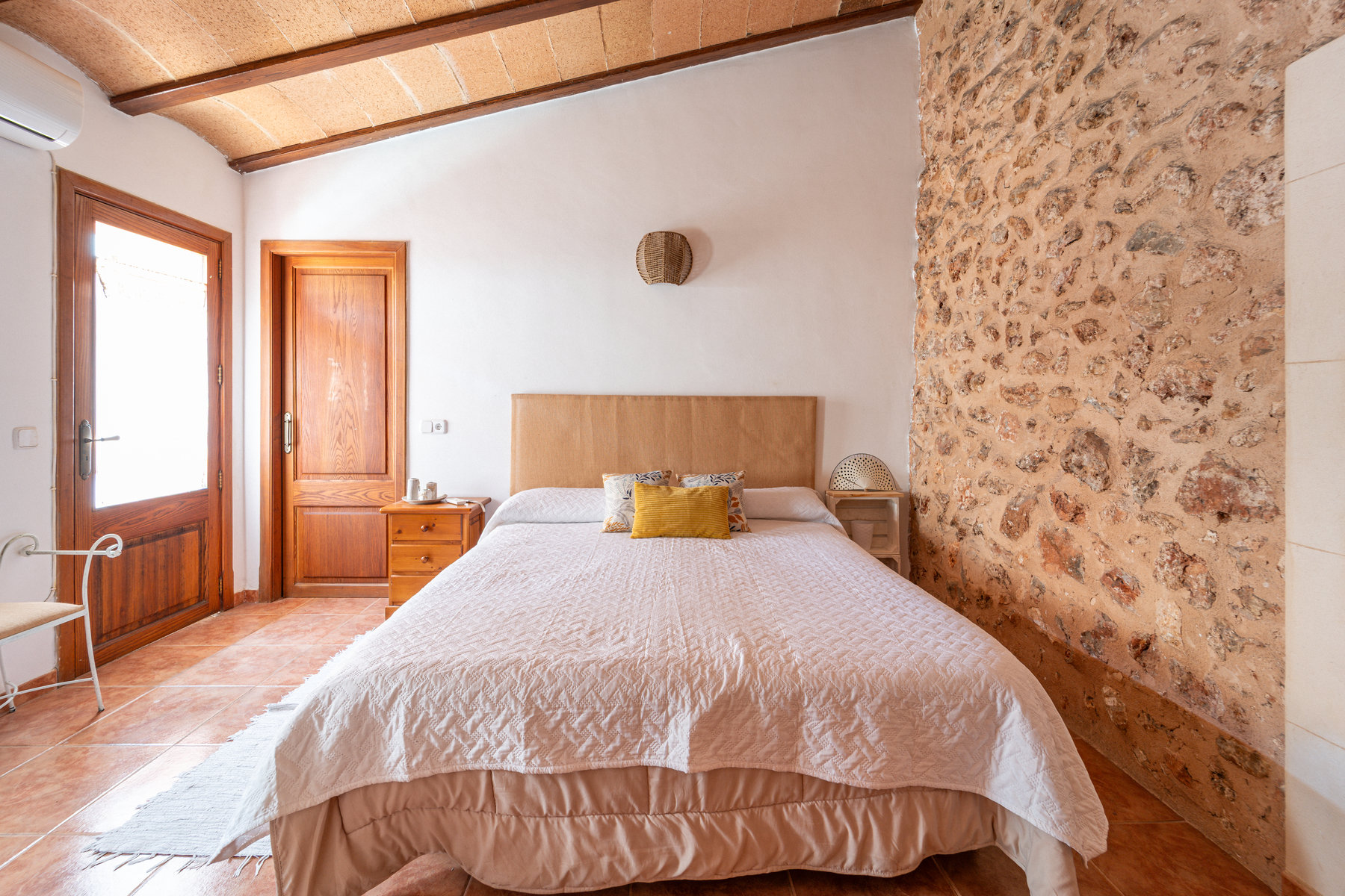 1483-Charming-town-house-to-rent-in-Campos-with-terrace-29.jpg Casa mallorquina en alquiler en Campos con patio y terraza soleada