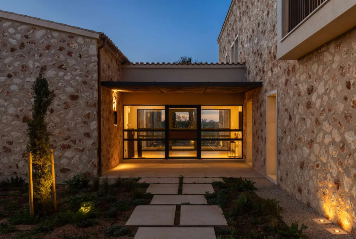Finca de lujo nueva construcción en Santanyí: diseño minimalista y piedra natural