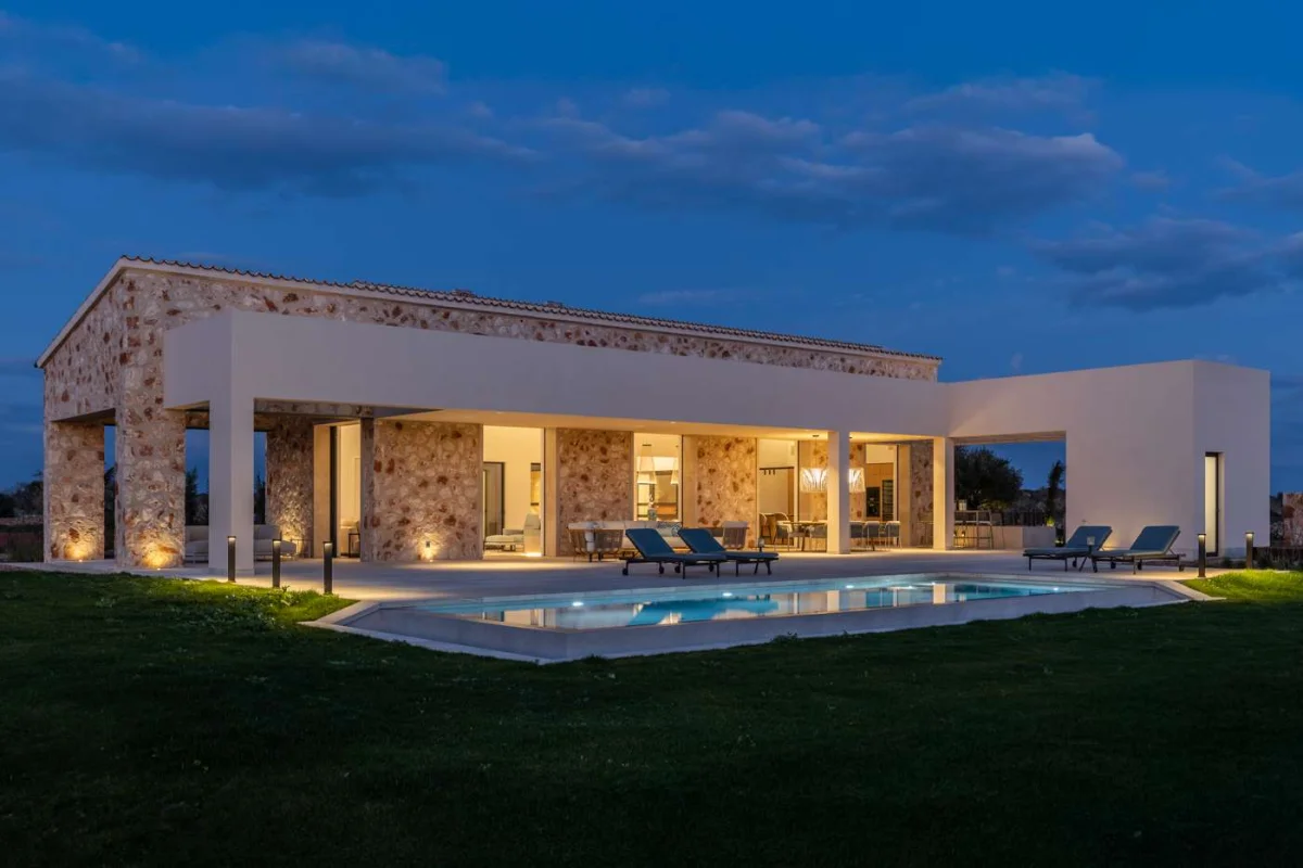 Finca de lujo nueva construcción en Santanyí: diseño minimalista y piedra natural
