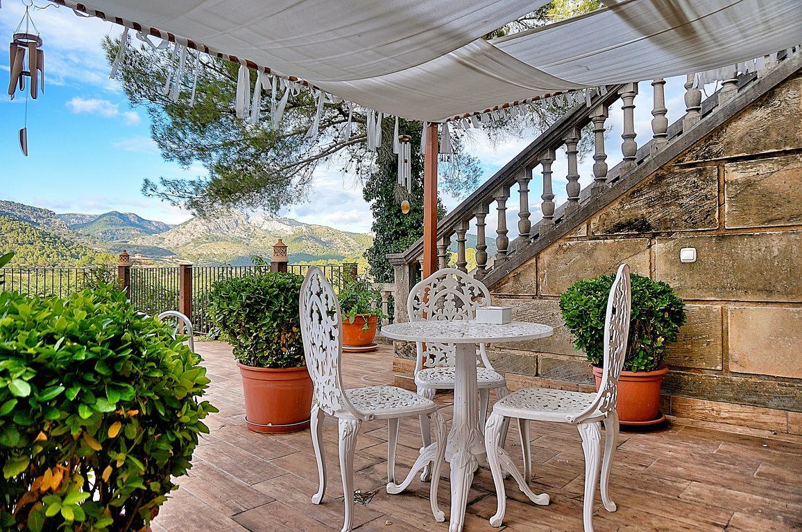 Villa con vistas y piscina en la Sierra de Tramuntana – Esporles