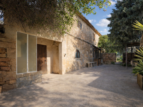 Casa de pueblo histórica en Ses Salines para reformar, 274 m² y solar de 433 m²