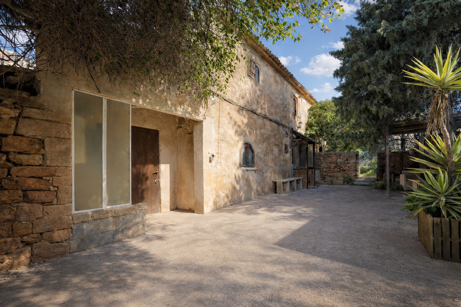 Casa de pueblo histórica en Ses Salines para reformar, 274 m² y solar de 433 m²