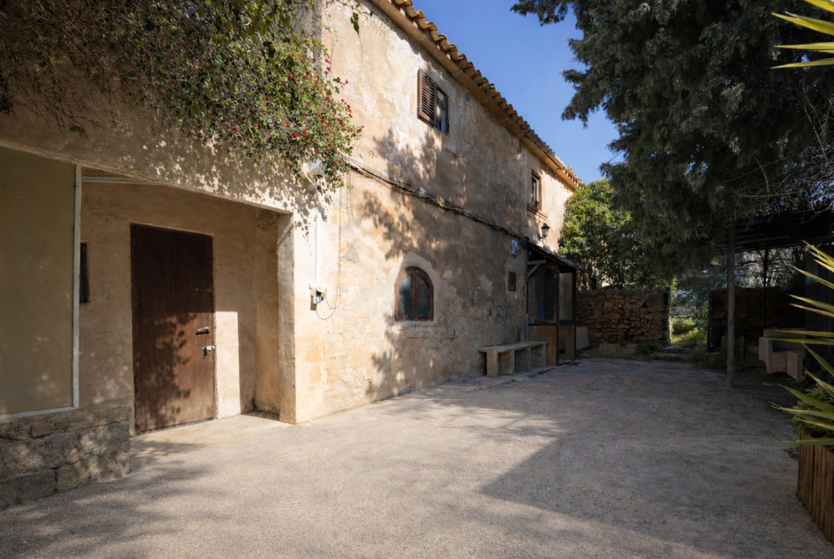 Historic Town House to Renovate in Ses Salines, 274 m² with 433 m² Plot