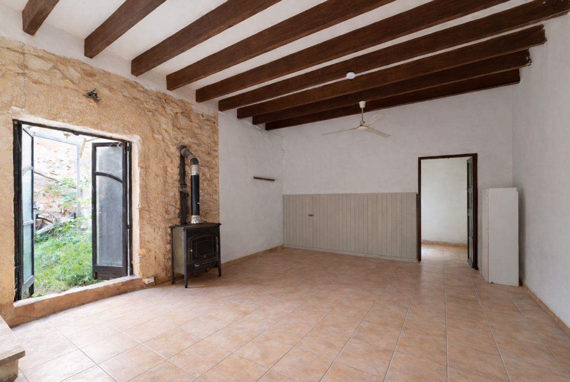 Historic Town House to Renovate in Ses Salines, 274 m² with 433 m² Plot