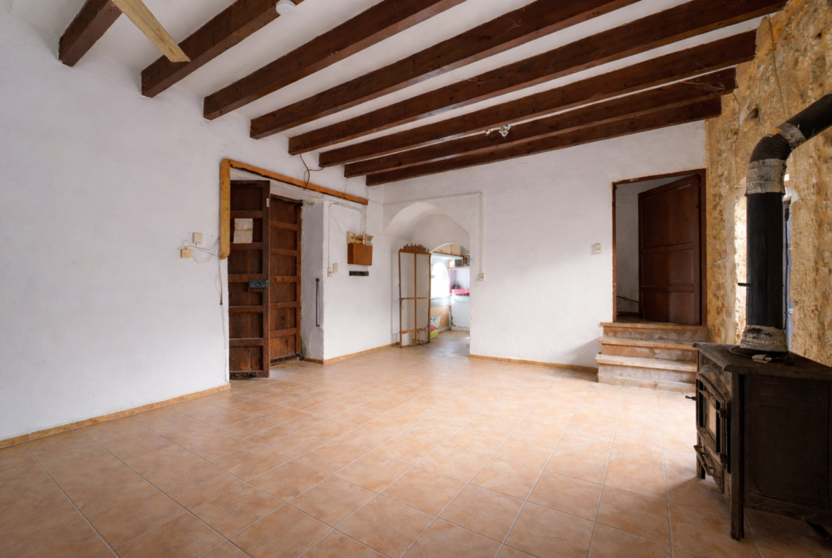 Historic Town House to Renovate in Ses Salines, 274 m² with 433 m² Plot