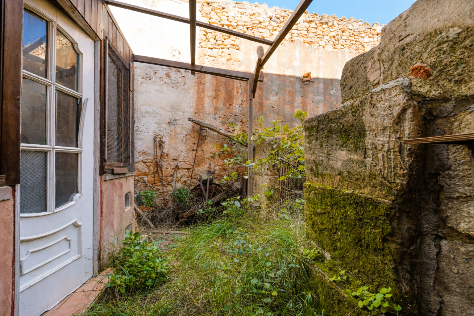 Historic Town House to Renovate in Ses Salines, 274 m² with 433 m² Plot