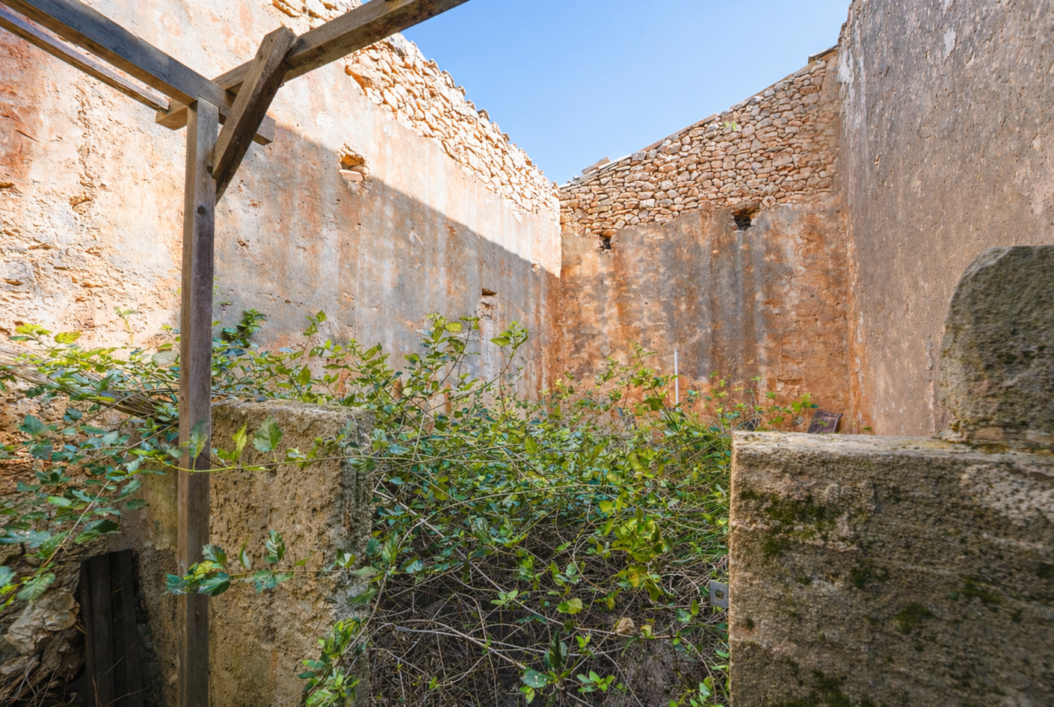 Historic Town House to Renovate in Ses Salines, 274 m² with 433 m² Plot