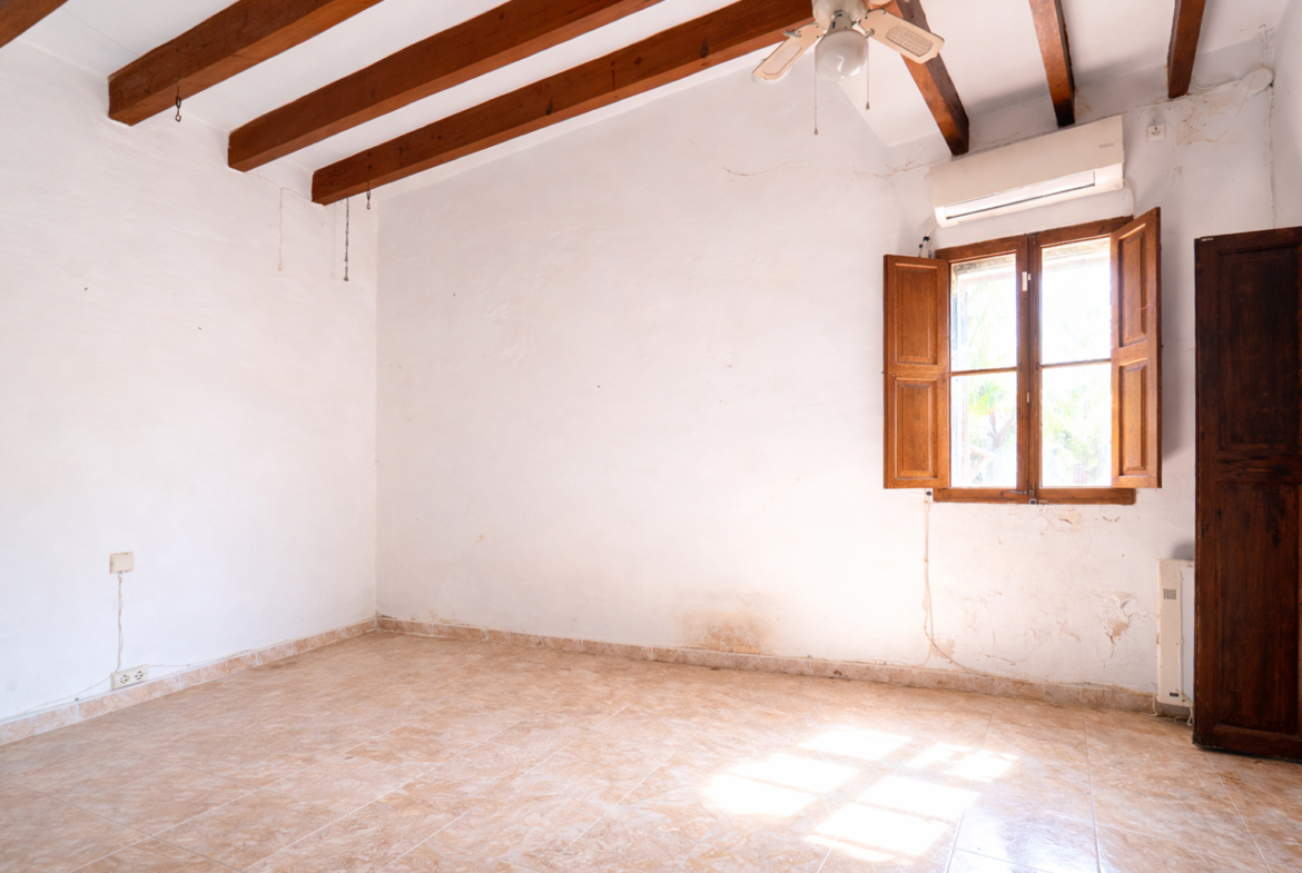 Historic Town House to Renovate in Ses Salines, 274 m² with 433 m² Plot