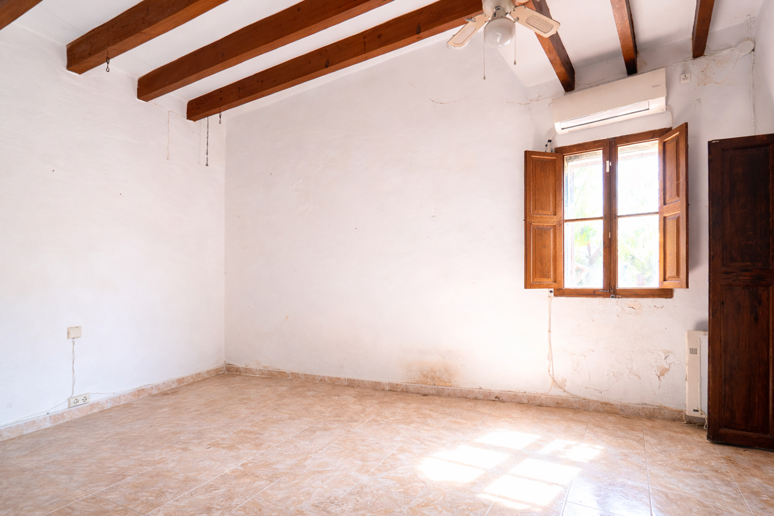 Historic Town House to Renovate in Ses Salines, 274 m² with 433 m² Plot