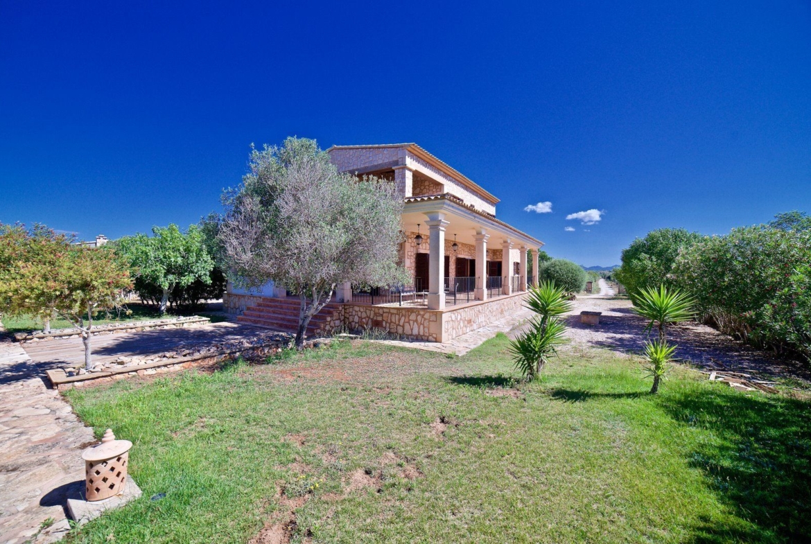 Casa de campo con piscina y vistas al mar en Es Llombards