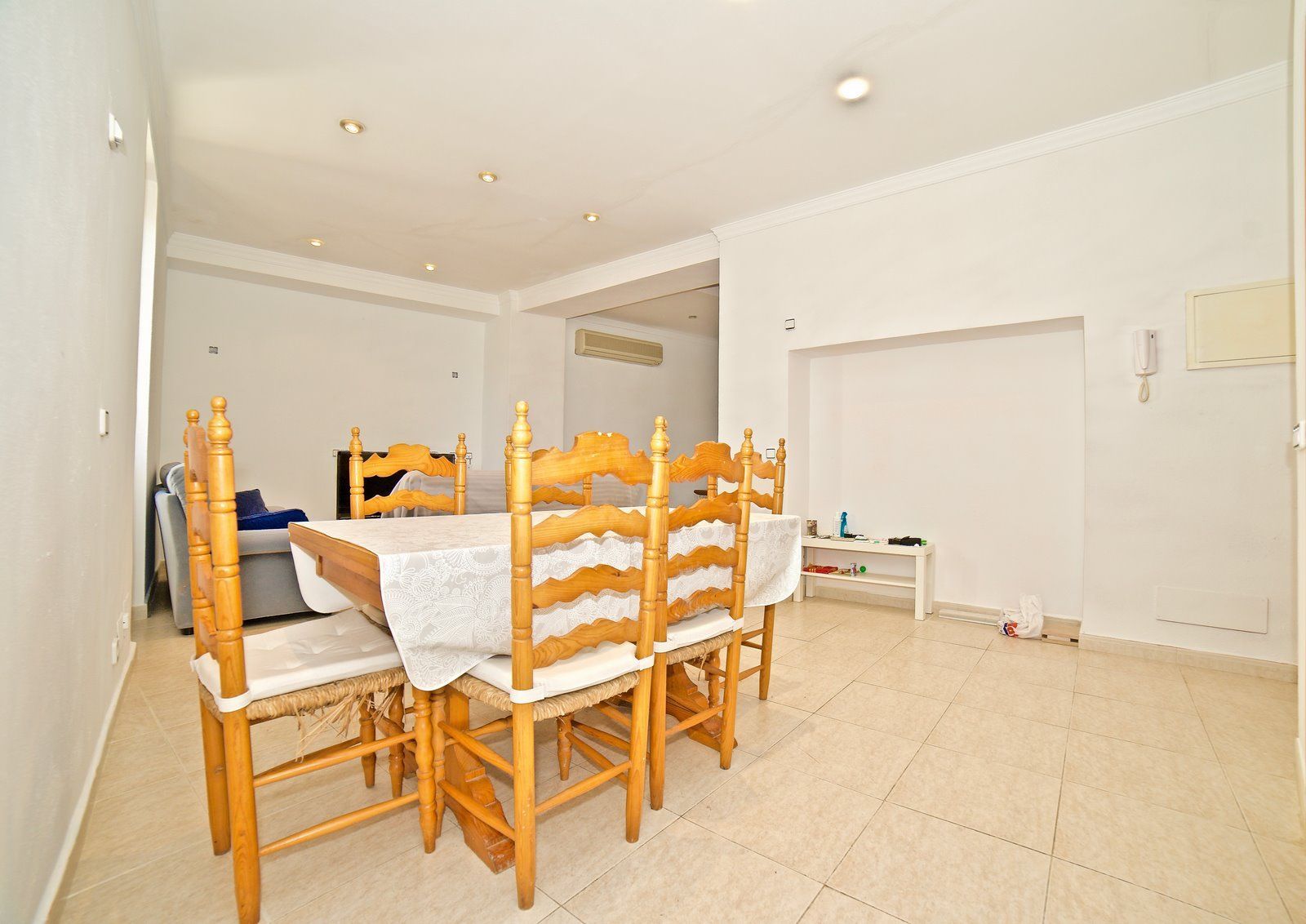 2-Villasyfincasmallorca-1.jpg Casa de pueblo renovada en venta en Santanyí con local