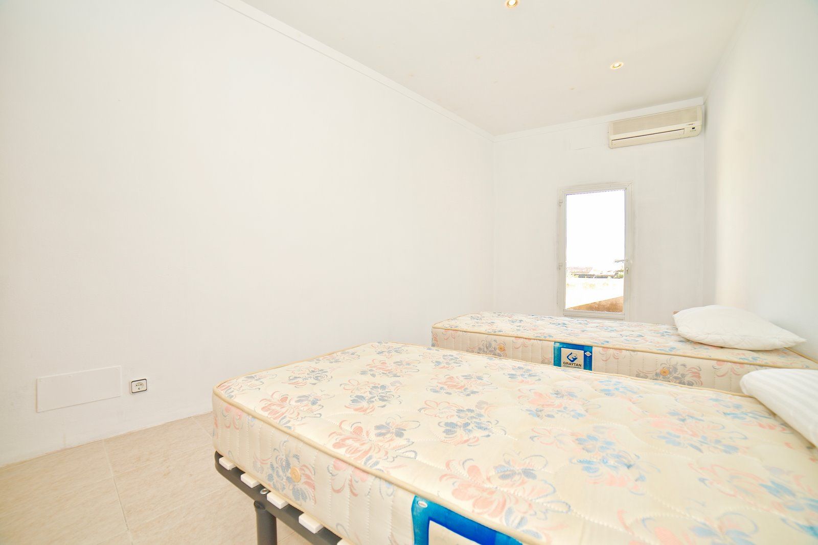 20-Villasyfincasmallorca-1.jpg Casa de pueblo renovada en venta en Santanyí con local