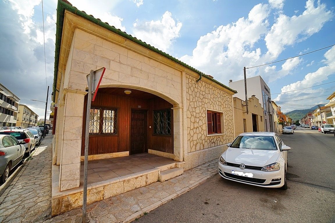 Casa de pueblo en venta en Binissalem con patio y nave anexa