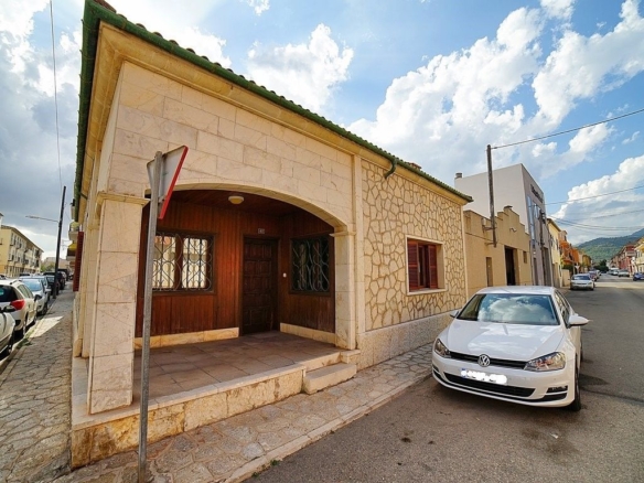 Casa de pueblo en venta en Binissalem con patio y nave anexa
