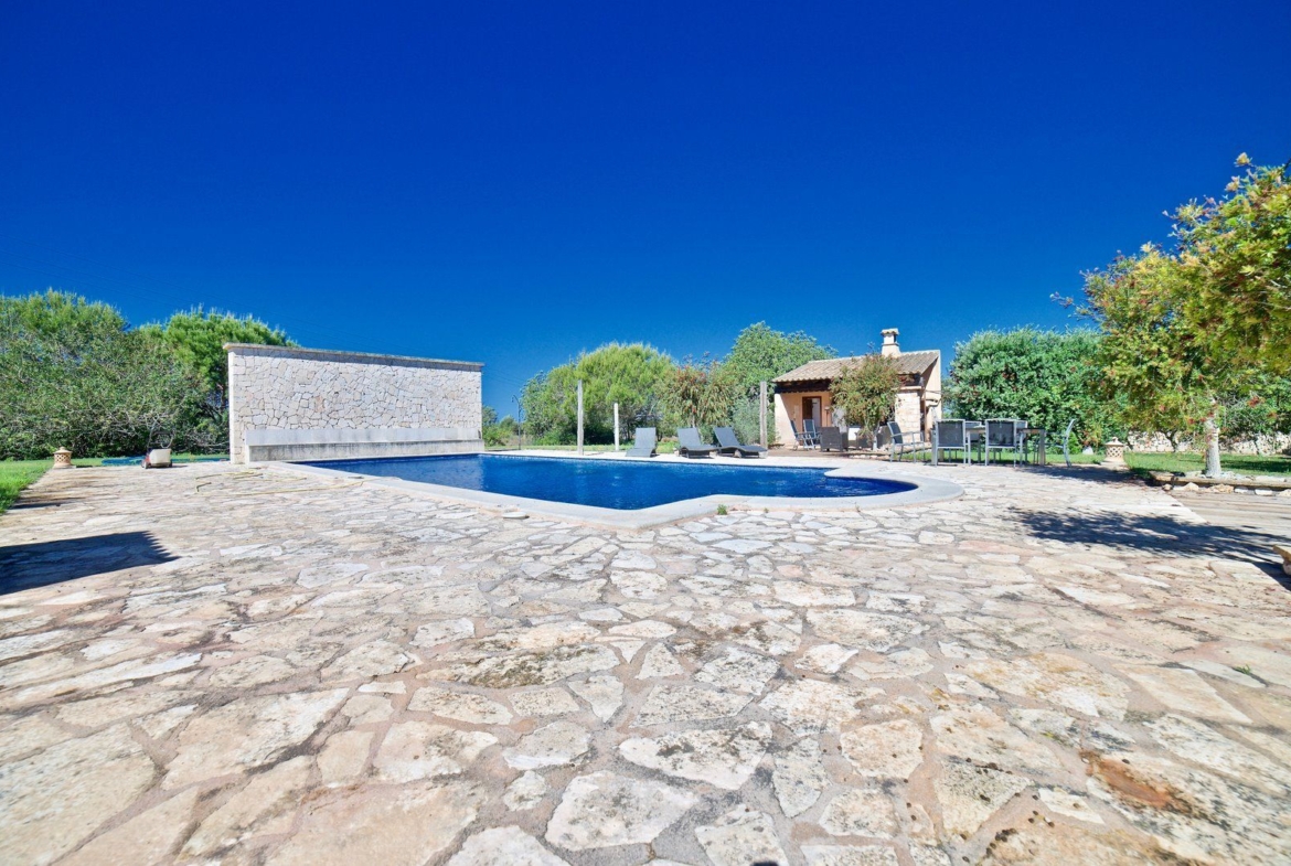 Casa de campo con piscina y vistas al mar en Es Llombards