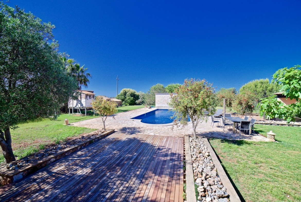 Casa de campo con piscina y vistas al mar en Es Llombards