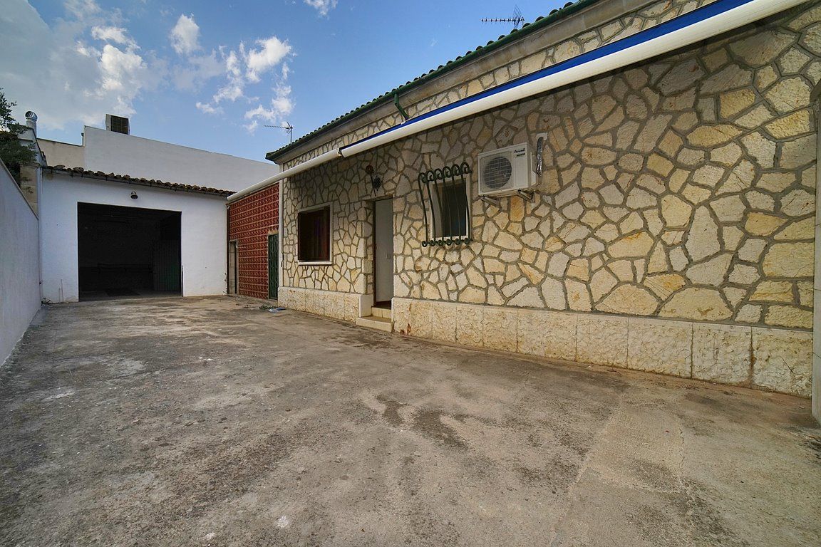 Casa de pueblo en venta en Binissalem con patio y nave anexa