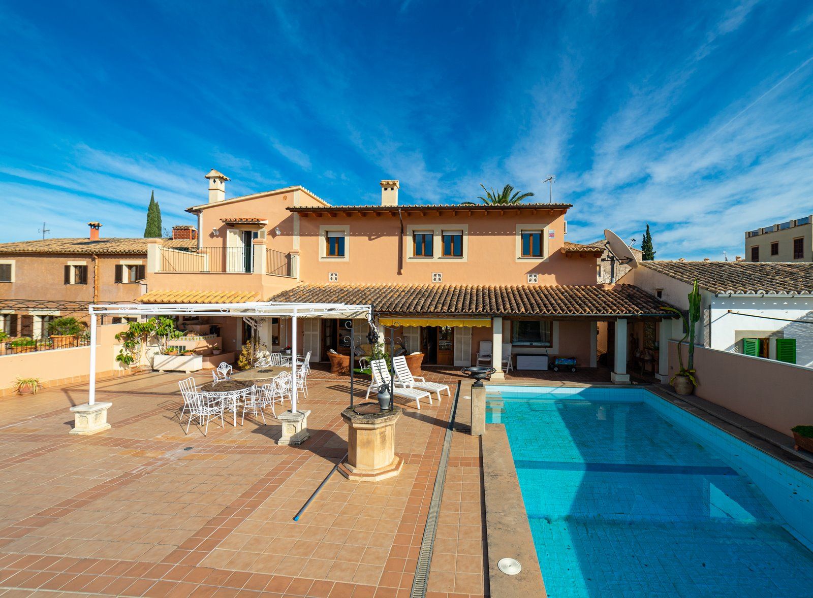 25-1240-Villasyfincasmallorca.jpg Casa familiar con piscina y vistas al Bosque de Bellver, Son Rapinya