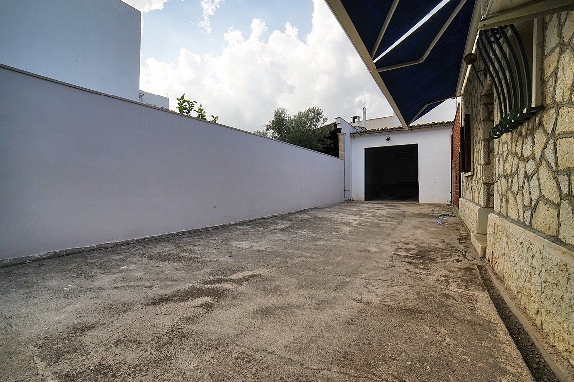 Casa de pueblo en venta en Binissalem con patio y nave anexa