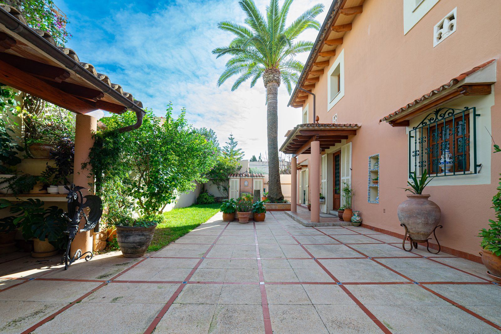 3-1240-Villasyfincasmallorca.jpg Casa familiar con piscina y vistas al Bosque de Bellver, Son Rapinya