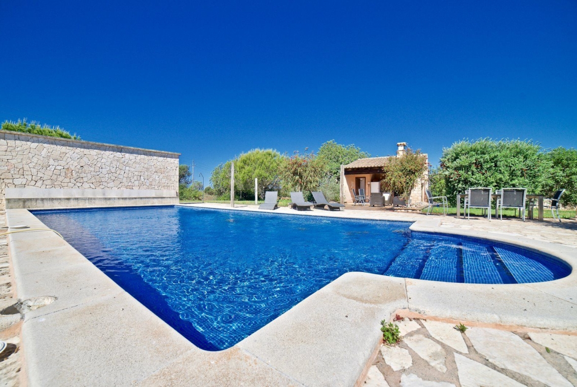 Casa de campo con piscina y vistas al mar en Es Llombards