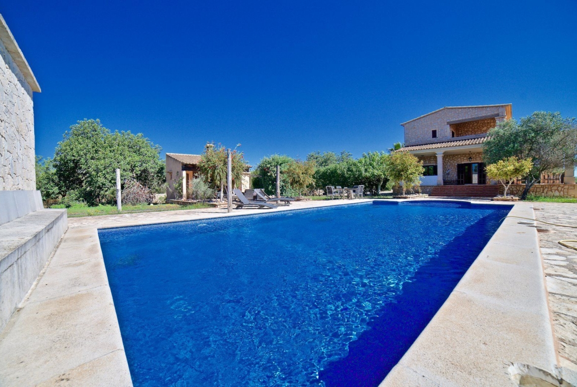 Casa de campo con piscina y vistas al mar en Es Llombards