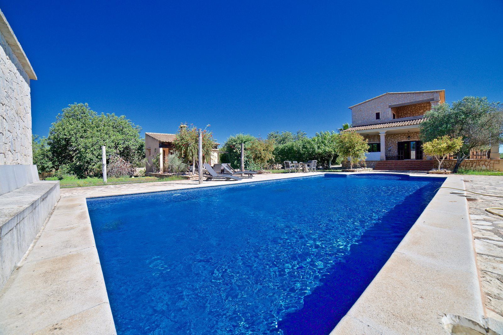 Casa de campo con piscina y vistas al mar en Es Llombards