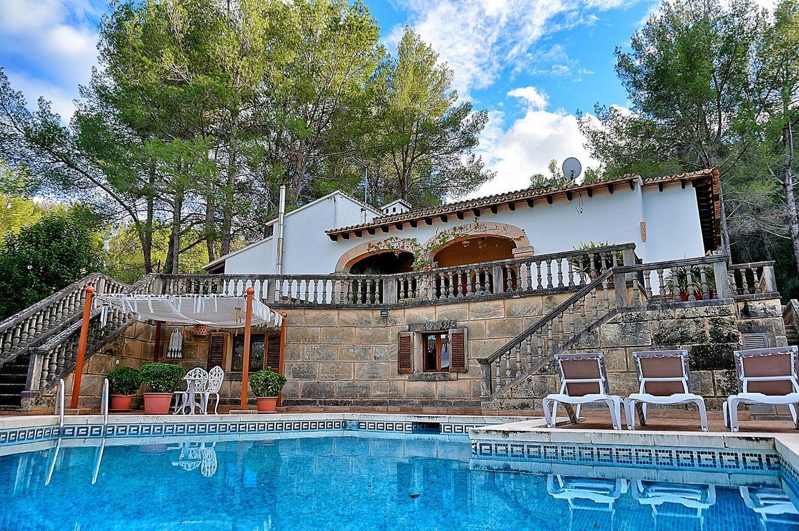 Villa con vistas y piscina en la Sierra de Tramuntana – Esporles