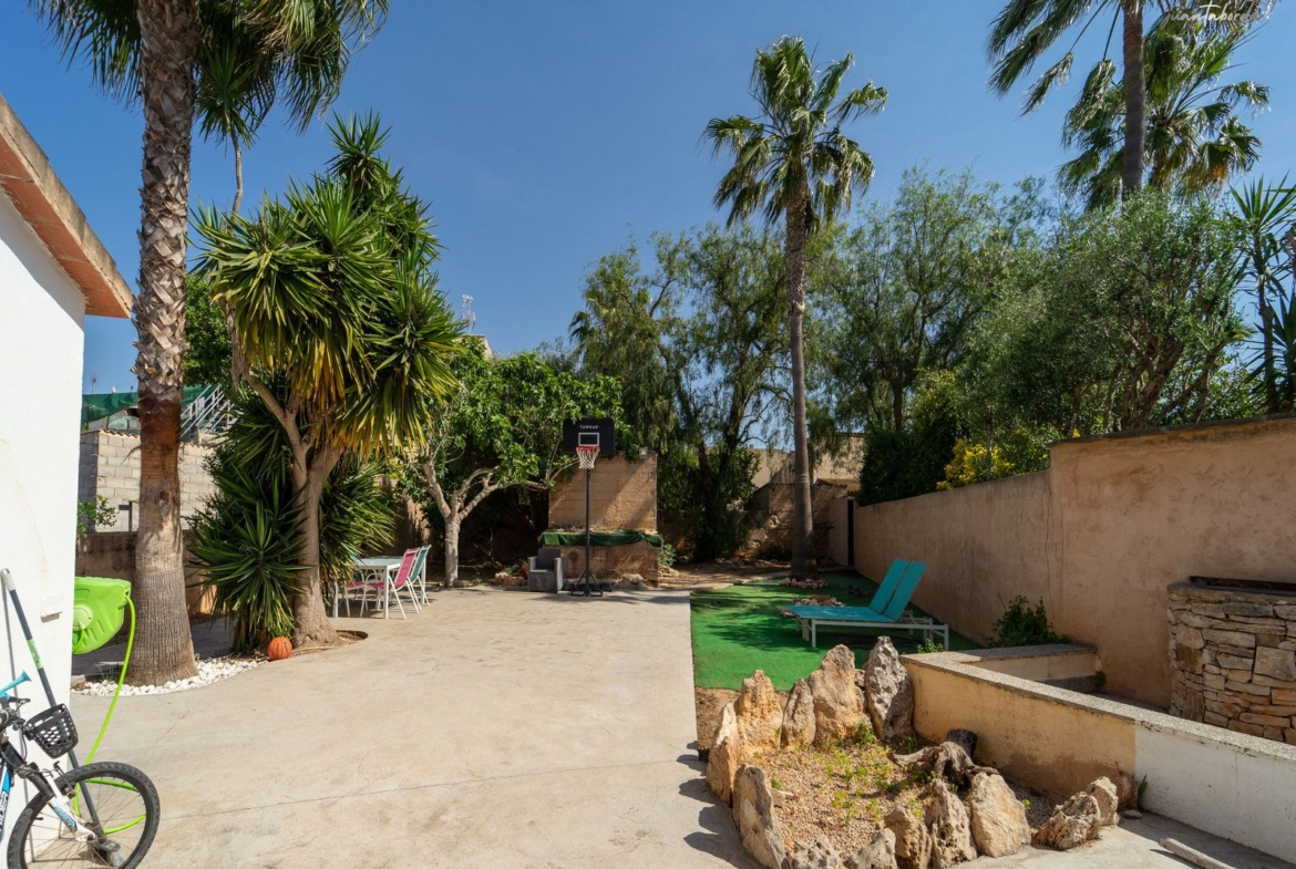 Casa de pueblo en Ses Salines con gran terraza y jardín