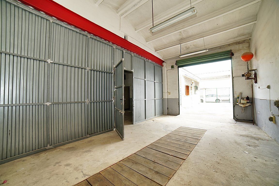 Casa de pueblo en venta en Binissalem con patio y nave anexa