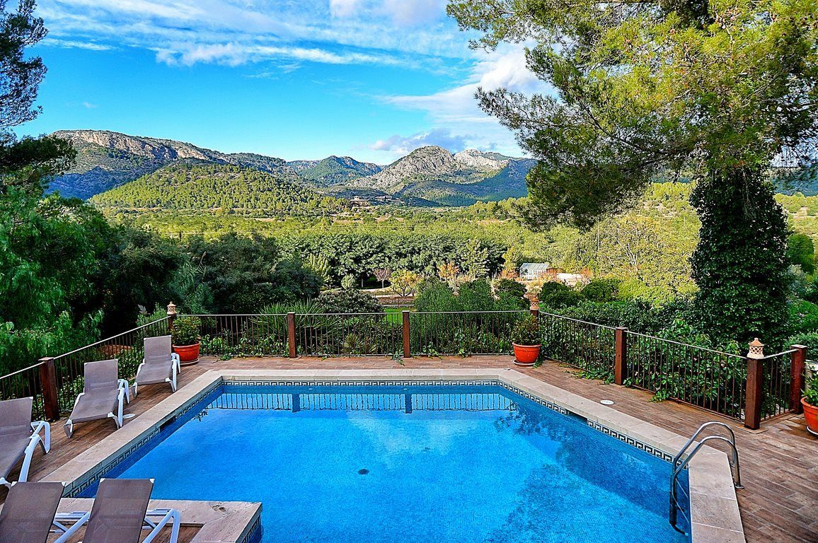 Villa con vistas y piscina en la Sierra de Tramuntana – Esporles