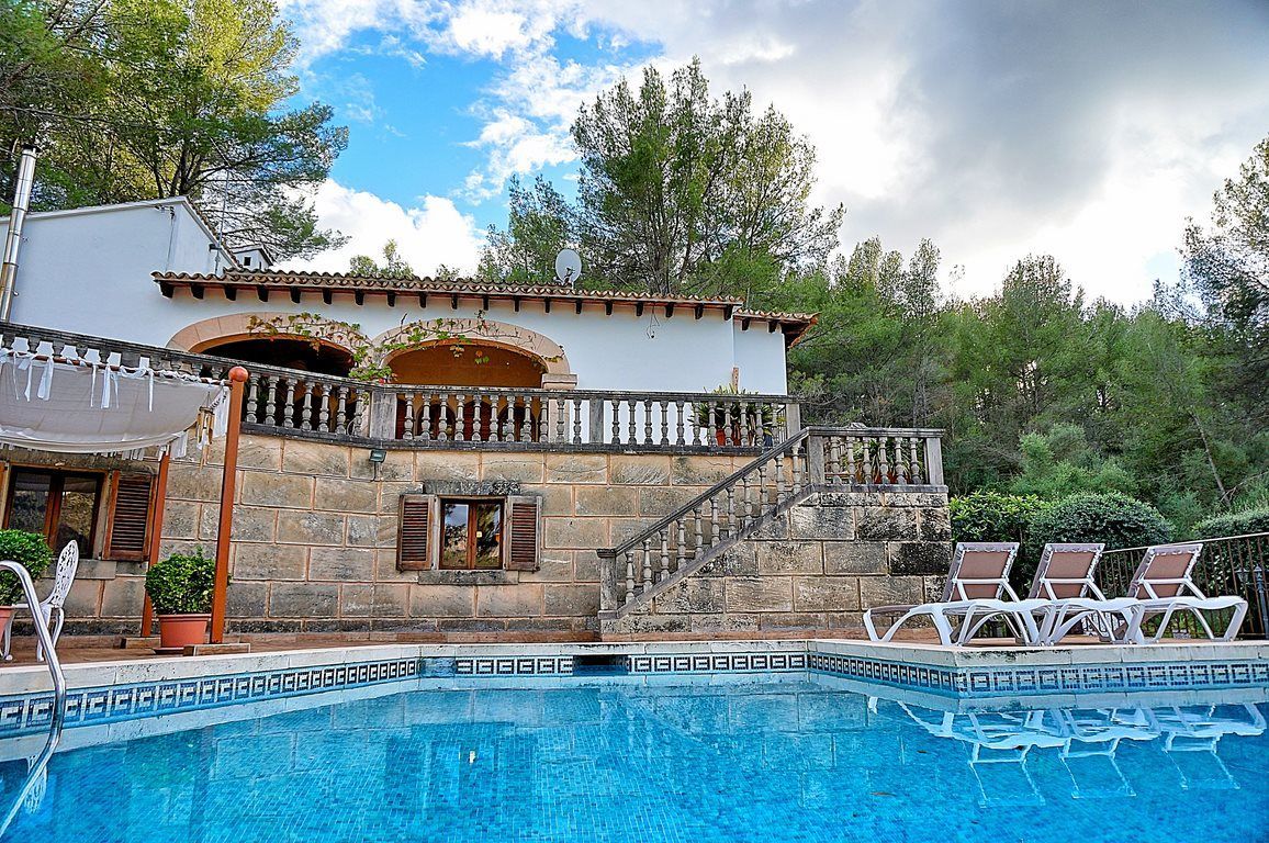 Villa con vistas y piscina en la Sierra de Tramuntana – Esporles