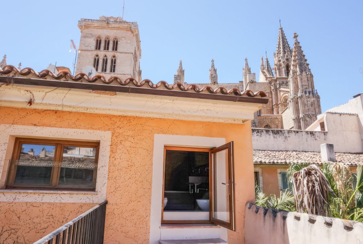Ático en alquiler junto a la Catedral de Palma en edificio señorial