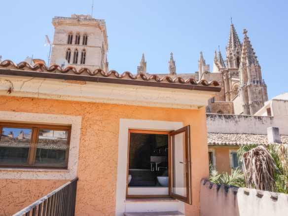Ático en alquiler junto a la Catedral de Palma en edificio señorial