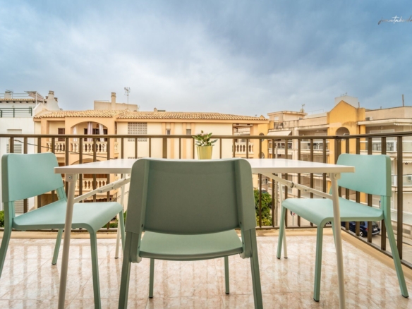 Piso con balcón a menos de 200 m del mar en Colonia de Sant Jordi