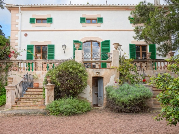 Casa histórica con piscina entre Palma y Son Vida | 655 m²
