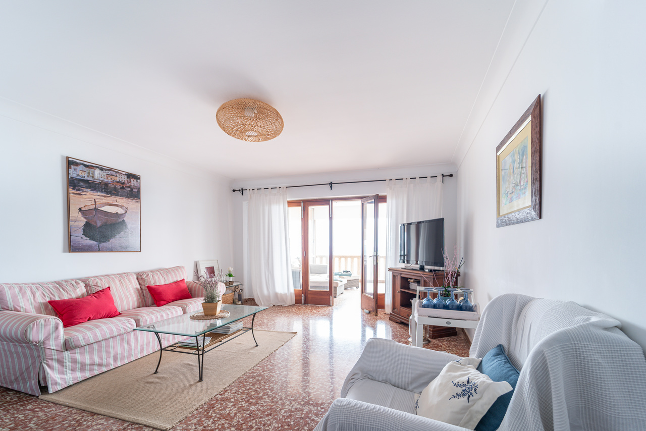 Front-line-apartment-to-rent-with-panoramic-sea-views-in-Sa-Rapita-03.jpg Piso en primera línea de mar en Sa Rápita con terraza y vistas