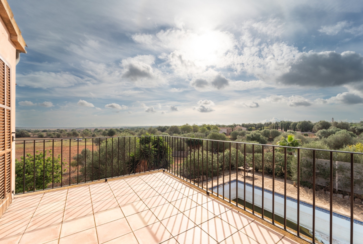Casa de campo con piscina junto a Ses Salines — 226 m², solar, pozo, garaje +40 m²