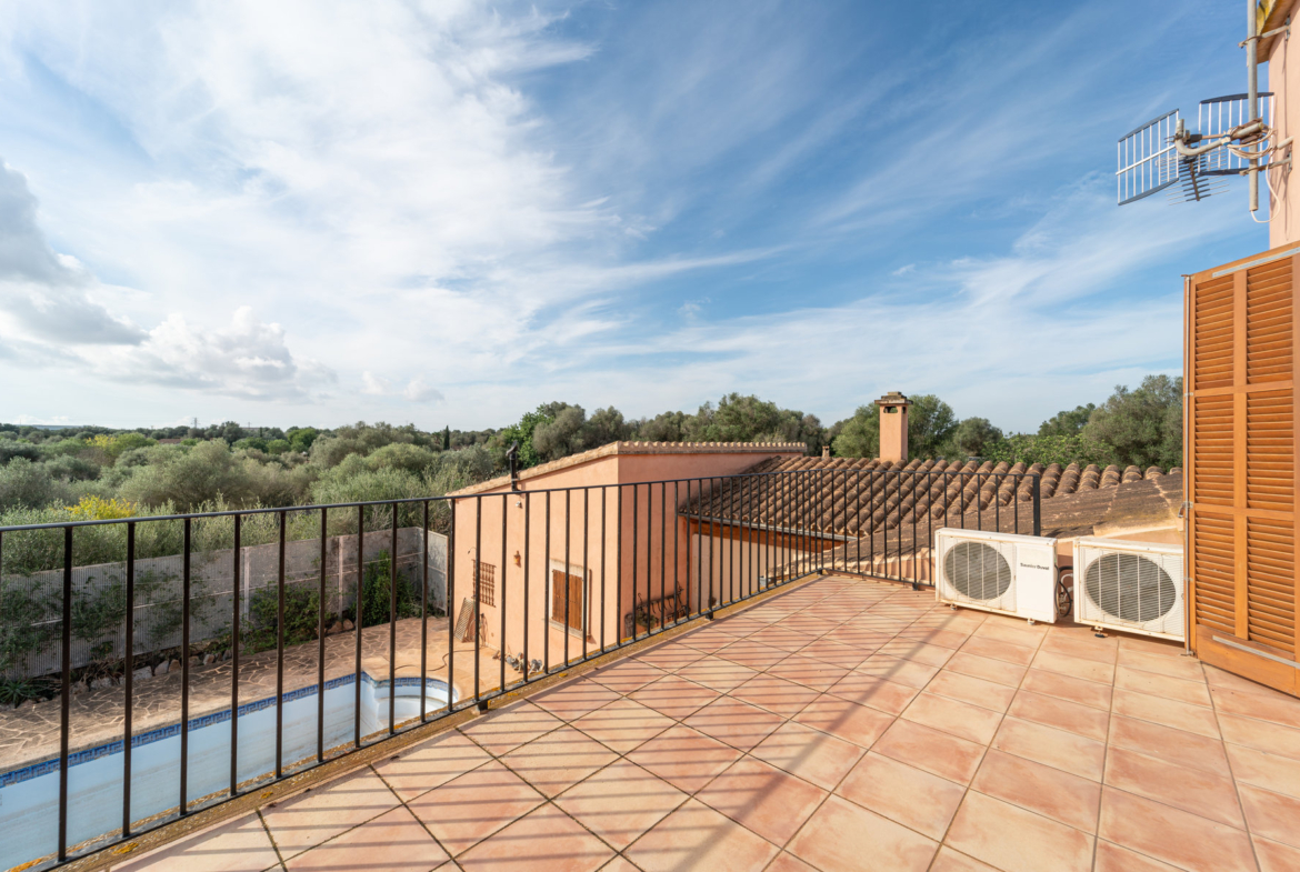 Casa de campo con piscina junto a Ses Salines — 226 m², solar, pozo, garaje +40 m²