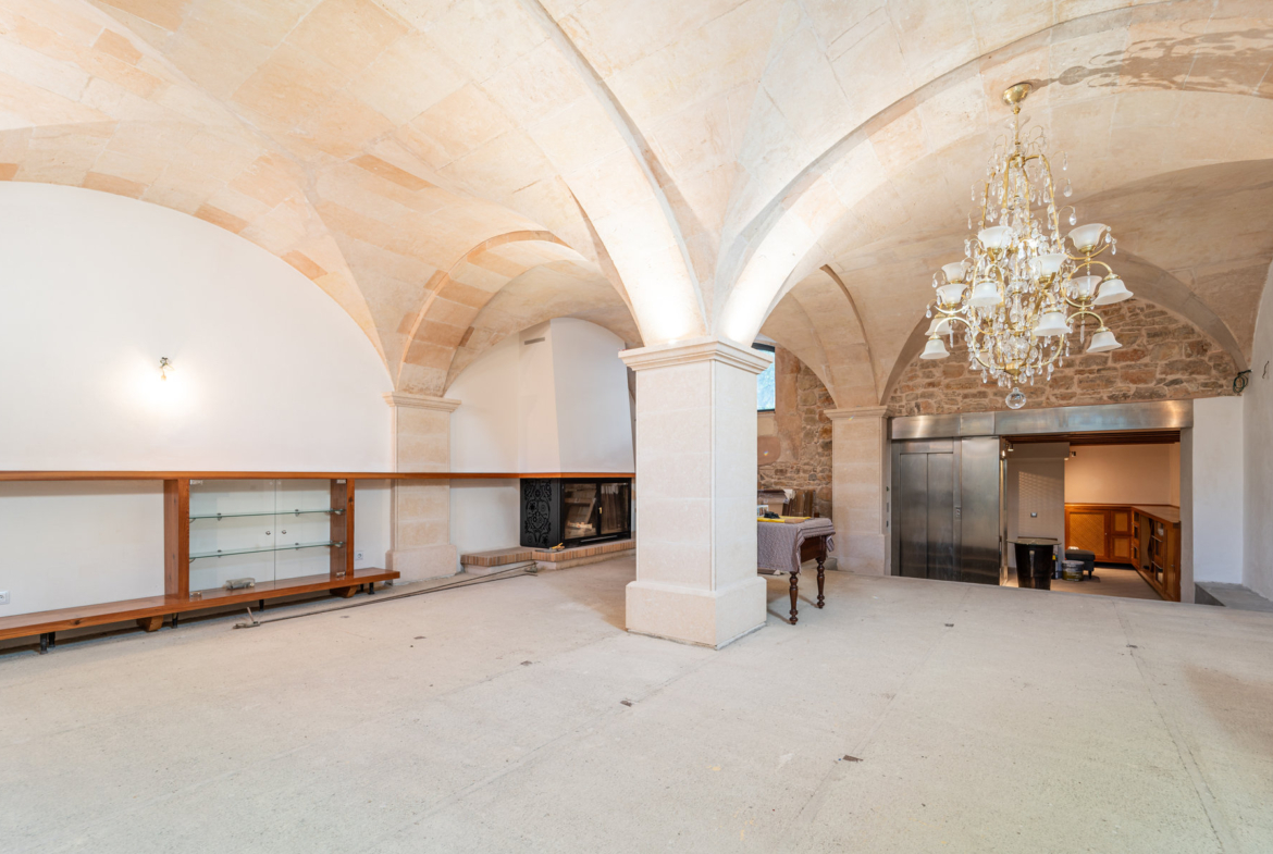 Casa de pueblo única en Porreres — antiguo molino rehabilitado, 369 m², 3 plantas, ascensor