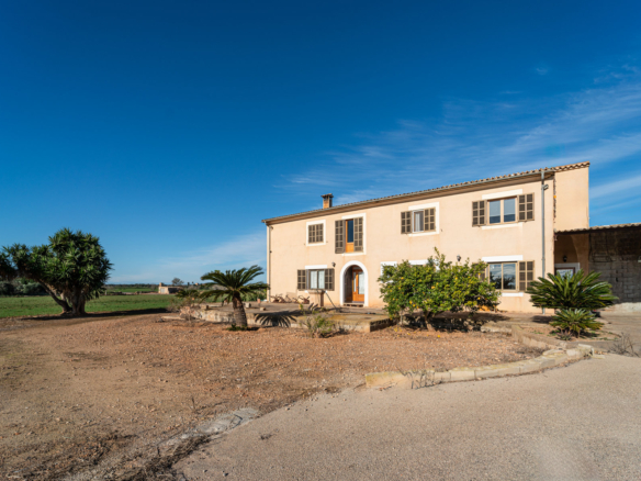 Casa de campo junto a Es Trenc — 356 m², 29.000 m², dos plantas independientes