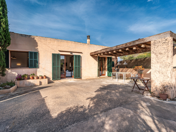 Casa de pueblo en Ses Salines: planta baja, patio y jardín