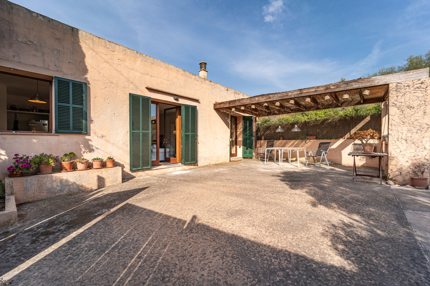 Casa de pueblo en Ses Salines: planta baja, patio y jardín