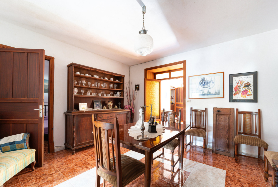 Casa de pueblo de 215 m² con dos fincas registrales y doble acceso en Ses Salines