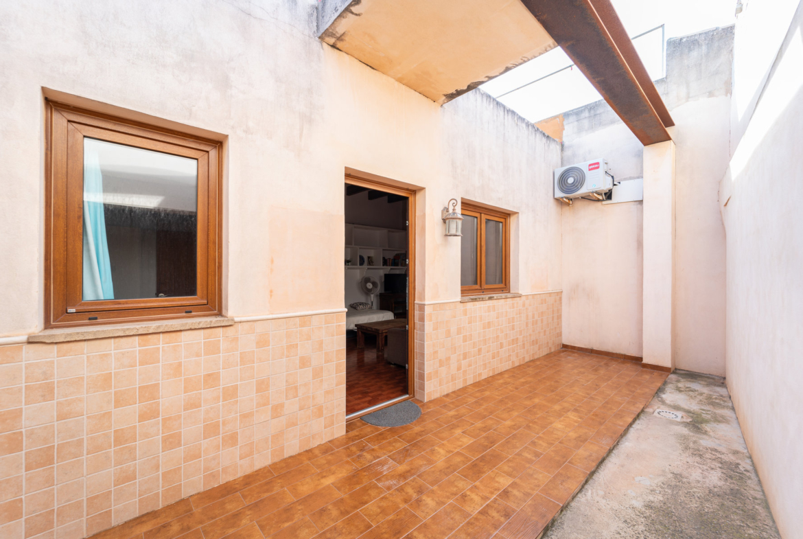 Casa de pueblo con piscina en Ses Salines — 110 m², planta única, lista para entrar