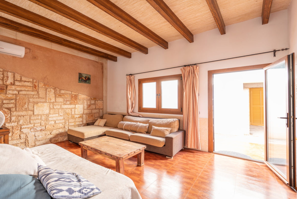 Casa de pueblo con piscina en Ses Salines — 110 m², planta única, lista para entrar