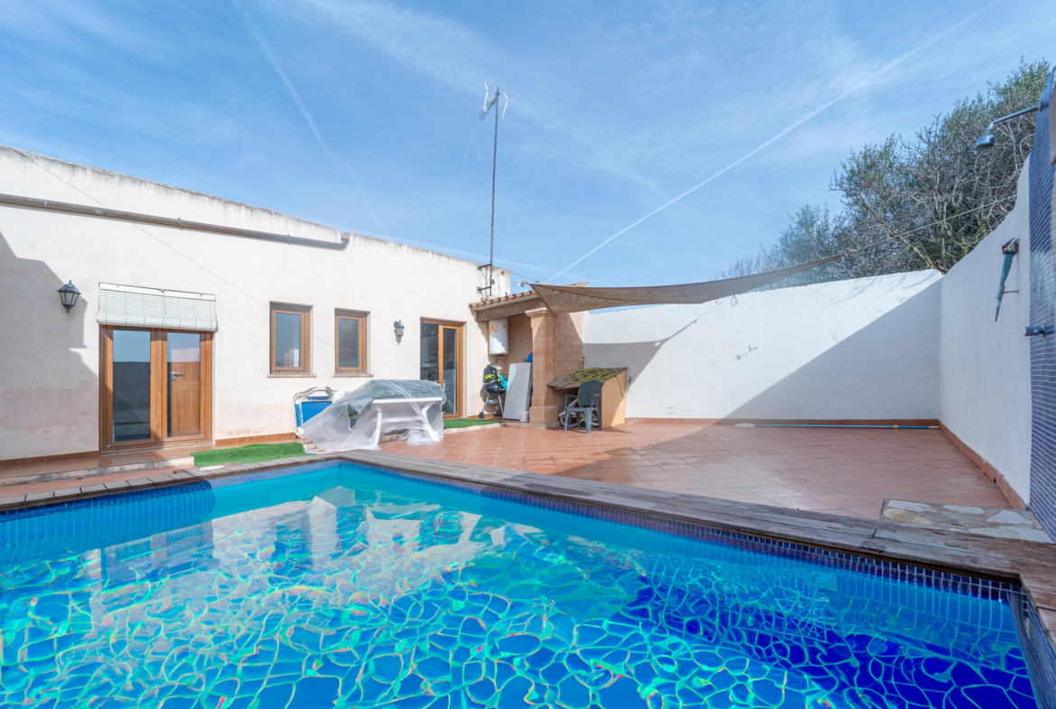 Casa de pueblo con piscina en Ses Salines — 110 m², planta única, lista para entrar